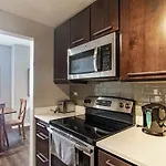 2B 2Ba Exquisite Apartment With Views, Indoor Pool & Gym By Envitae