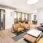 2B 2Ba Exquisite Apartment With Views, Indoor Pool & Gym By Envitae