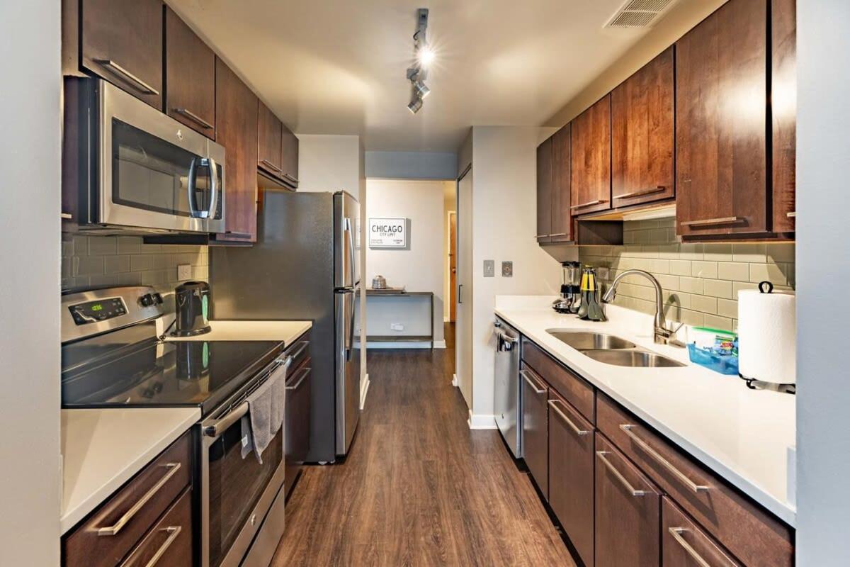 Apartment 2b 2ba Exquisite With Views, Indoor Pool & Gym By Envitae